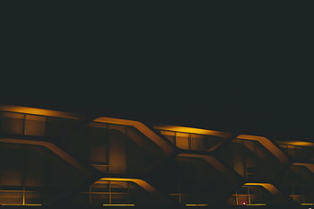 modernes Gebäude, Neonlichter, futuristische Architektur, Nachtzeit, Beleuchtete Fassade, zeitgemäßes Design, städtische Landschaft, Architekturfotografie, Stadtbild, Nachtszene, Außenbeleuchtung