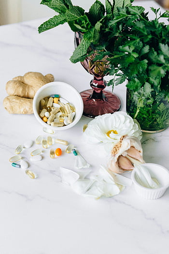 pose à plat, médicaments alternatifs, Plantes à base de plantes, suppléments, soins de santé naturels, surface de marbre, nature morte, Ail, gingembre, des pilules, fleurs