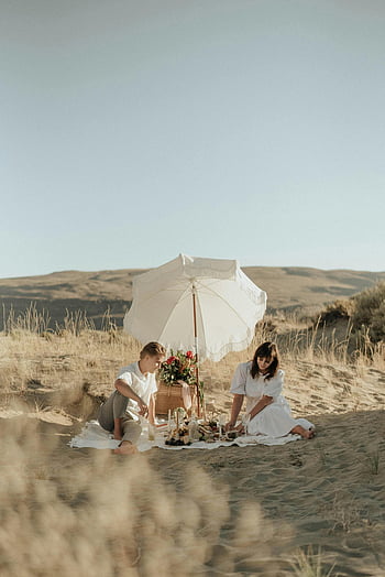 romantische date, Koppel picknick, zonnige dag, witte paraplu, Sandy Meadow, buiten romantiek, natuuromgeving, romantisch koppel, picknick -opstelling, strandpicknick, romantisch uitje