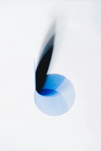 abstraktní umění, modrá spirála, bílé pozadí, dynamické tvary, minimalistický design, moderní umění, geometrické vzory, abstraktní fotografie, modré a bílé, soudobé umění, abstraktní kompozice