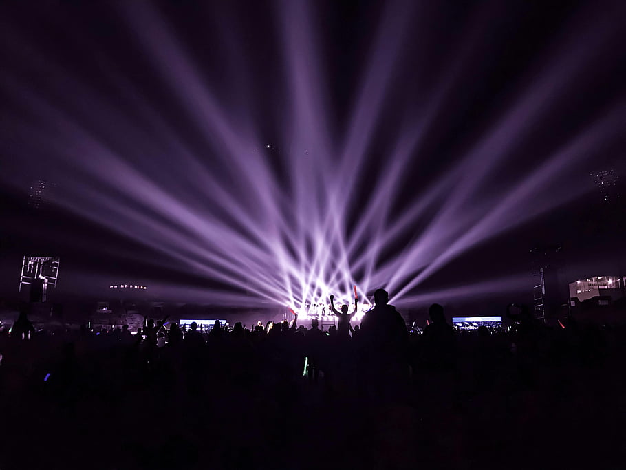 koncert, etapa, silueta, lidé, barevná světla, noční koncert, energický dav, živé vystoupení, hudební událost, scénické osvětlení, publikum