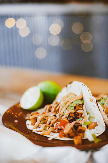tacos, verdure fresche, salsa, acquolina in bocca, amanti del cibo, vassoio marrone, lime, delizioso, cibo messicano, Tacos vegetariani, pasto salutare