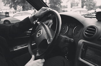 fotografie ve stupních šedi, řízení, interiér vozu, luxusní auto, volant, ruce řidiče, Černý a bílý, Podrobná fotografie, interiér vozidla, automobilové fotografie, palubní desku