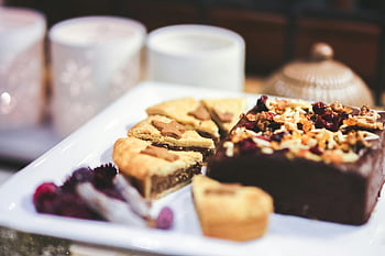 kake på hvit tallerken, festlig sjokoladekake, bakverk, julebord, hvit plate, Assorterte desserter, ferie baking, festlige kaker, juledesserter, sjokoladekake, festlige godbiter