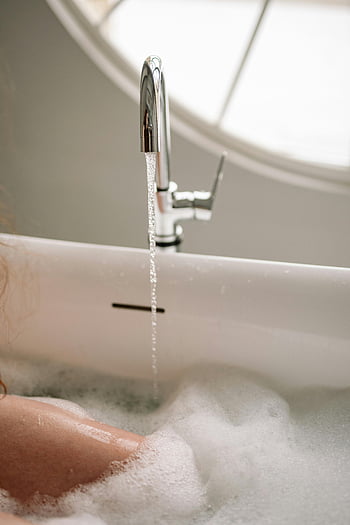 vasca da bagno in ceramica bianca, rubinetto cromato, acqua corrente, bagno interno, vasca da bagno serena, bolle, acqua che gocciola, impostazione interna, Scena della vasca, Bath rilassante, Rilassamento indoor