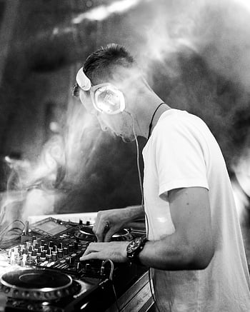 DJ, 검정색과 흰색, 음악 믹싱, 역동적 인 연기 효과, 조명, 제어 장치, 헤드폰, 턴테이블, 공연, 나이트 클럽, 행사