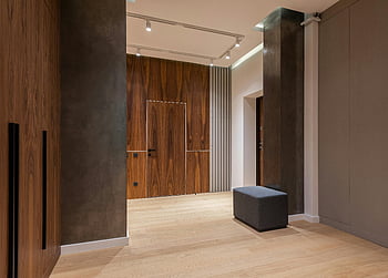 corridoio interno, pouf, pannelli di legno, luci soffuse, design contemporaneo, corridoio minimalista, Spazioso corridoio, interni moderni, interior design, Design del corridoio, corridoio contemporaneo