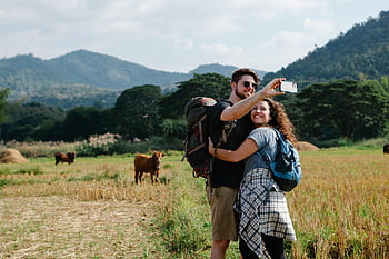pareja feliz, viajeros, autofoto, campo, cerros, excursionismo, pintoresco, vacas, mochilas, paisaje