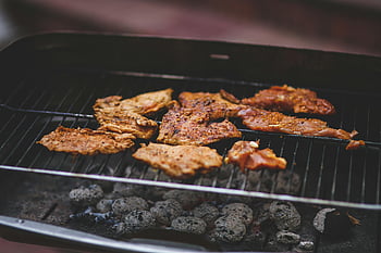 vepřové na grilu, Marinovaná maso, Gril na uhlí, Venkovní letní vaření, Pršování vepřového masa, lahodné vepřové maso, Gril vepřové maso, grilované vepřové maso, Letní grilování, vepřové barbecue, Vepřové maso na grilu