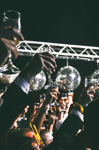 raduno festivo, persone che allevano gli occhiali, crostini, palle da discoteca lucenti, evento notturno, vetro trasparente per flauto, celebrazione, Atmosfera di festa, Celebrazione del gruppo, fotografia di eventi, vita notturna