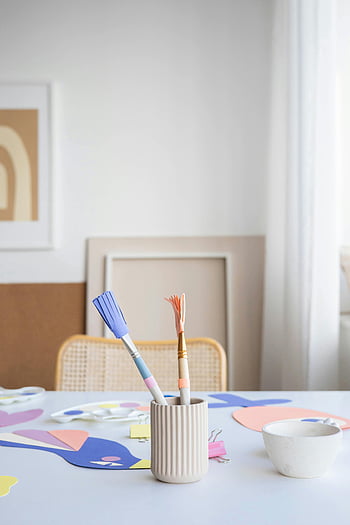 umělecké studio, živé řemeslné materiály, štětce, umělecké pomůcky, kreativní pracovní prostor, Barevné kartáče, řemeslné tabulky, umělecké nástroje, malířské potřeby, Nastavení studia, umělecké prostředí