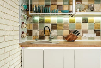 Küchentisch, sinken, Utensilien, Buntes Fliesenbacksplash, Holzschalter, moderne Küche, Schicke Küche, Küchengestaltung, Küchendekor, Spüle, Küchenutensilien
