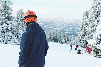 Muž stojící na sněhově zakryté hoře, lyžařů, sněžný den, lyžařský areál, bø, telemark, Norsko, zimní sporty, zasněžené stromy, venkovní aktivity, zimní krajina
