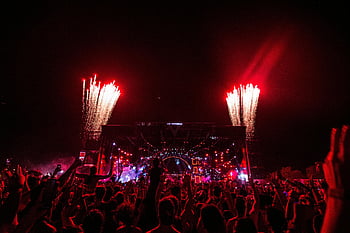 concierto, fuegos artificiales, multitud vibrante, escena nocturna, escenario, emocionante, evento al aire libre, Festival de Música, actuación en vivo, celebracion, entretenimiento