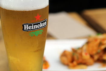Heineken Pilsner, เบียร์แช่เย็น, อาหารว่างแสนอร่อย, วันที่แดดจ้า, แก้วไฮเนเก้น, แก้วเบียร์, เครื่องดื่มกลางแจ้ง, ของว่างเบียร์, เบียร์เย็น, เบียร์และของว่าง, โลโก้ Heineken