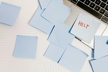 Dağınık çalışma alanı, yapışkan notlar, dizüstü, Kaplamak, Yardım ihtiyacı, beyaz yazıcı kağıdı, beyaz masa, Yardım notu, mavi yapışkan notlar, Ofis masası, Verimlilik Sorunları