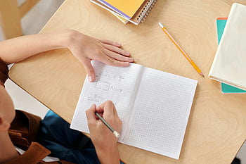 Schüler schreiben, Mathematikgleichungen, Notizbuch, Schultisch, junger Student, Bleistift, Klassenzimmer, Bildung, Studie, Hausaufgaben, Lernen