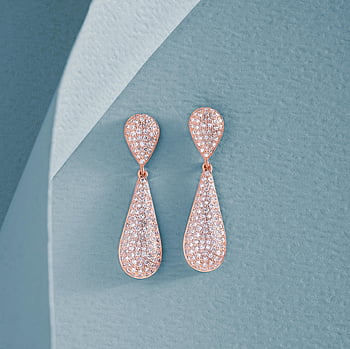 Cercei încrustați cu diamante, Cercei apropiați, Cercei de pericol, Cercei de lux, Cercei eleganți, fundal albastru, texturat fundal, bijuterii din diamante, high-end bijuterii, acesorii de modă, fotografie de bijuterii