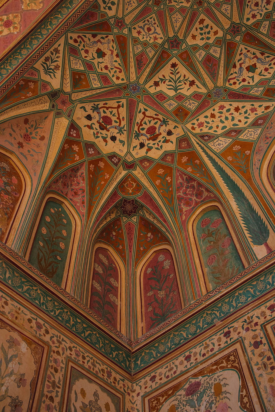 Sheesh Mahal, jantarová pevnost, jaipur, složitý strop, Vibrující květinové vzory, Vzhled interiéru, historické architektury, indické umění, kulturní dědictví, ozdobený strop, detailní umělecká díla