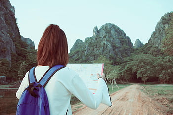 若い女性、 バックパック、 自然探検、 地図、 風光明媚な山、 アウトドアアドベンチャー、 旅行、 ハイキング、 風景、 ロードトリップ、 アドベンチャーシーカー