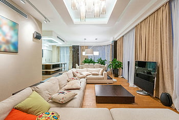Rummelig stue, stilfuld lejlighed, moderne indretning, Elegant indretning, frodige planter, stilfuld belysning, Moderne møbler, store vinduer, komfortable siddepladser, trægulve, Hyggelig atmosfære