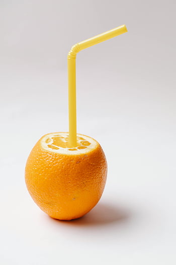 Orange, Stroh, frischer Saft, Erfrischung, weißer Hintergrund, Ganzes Orange, Stroh eingefügt, Zitrusfrucht, gesundes Getränk, Vitamin C, Fruchtsaft