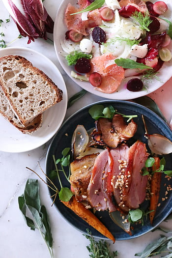 จานเนื้อ, ผักย่าง, สลัด, เนื้อย่าง, ขนมปัง Sourdough, อาหารรสเลิศ, สลัดสด, มื้ออาหารแสนอร่อย, ประสบการณ์การรับประทานอาหาร, ประสบการณ์อาหารรสเลิศ