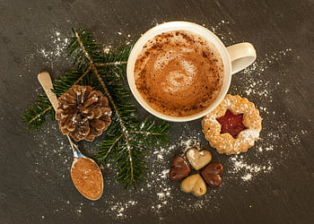 káva, bílý šálek, horká čokoláda, Slavnostní cookies, borová šiška, skořice, Tmavý povrch, cookies ve tvaru srdce, práškového cukru, lžíce, vánoční téma