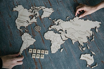 ruce, Dřevěná mapa světa, Sestavení hádanky, tmavě texturovaný stůl, Puzzle mapy světa, dřevěná hádanka, ruce na mapě, Globální mapa, Dřevěné kusy, Sestava mapy, texturovaný povrch