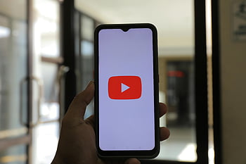smartphone, youtube logo, håndhold, Smartphone Display, YouTube -app, indendørs, mobil enhed, digital skærm, app ikon, teknologi, medieplatform