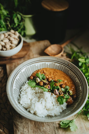 vegán lencse curry, rizs tál, egészséges étkezés, koriander köret, növényi alapú, gluténmentes, etnikai étel, indiai konyha, tápláló, faasztal, lapos feküdt