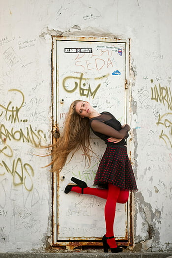 žena, stojící, pravé chodidlo, zavřené bílé dveře, Graffiti pokrytá zeď, červené punčochy, Stylová pozice, Mladá žena, černé šaty, červené punčocháče, městské módy