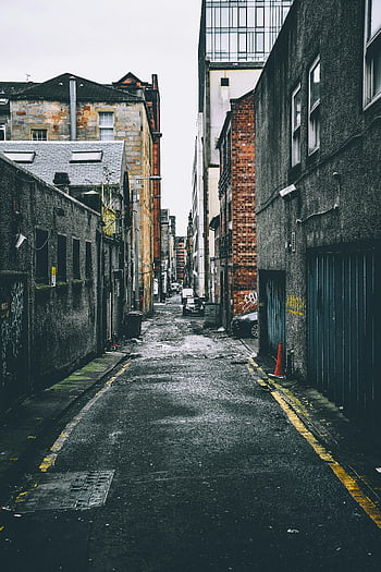 šedé domy, hnědé domy, Urban Alley, zaparkovaná auta, Staré cihlové budovy, městský život, klidná ulice, úzká cesta, městské scény, panoráma města, uličkou