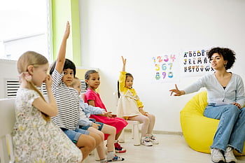 教師がレッスンを与える、 子供を育てる子供たち、 教室の学習、 魅力的な学生、 教育環境、 教師の相互作用、 教室でのアクティビティ、 若い学生たち、 インタラクティブな教育、 教室での取り組み、 教師と生徒