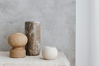 Stillleben, Beige Vasen, grauer Hintergrund, strukturierte Vasen, Steinoberfläche, neutral grau, elegantes Display, minimalistisches Dekor, moderne Kunst, Innenarchitektur, Keramikvasen