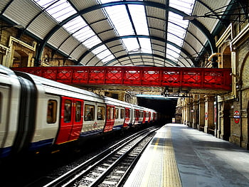 Witte en rode trein, station, levendige rode brug, slanke trein, historisch treinstation, reizen, architectuur, Trein rails, platform, Londen ondergronds, stedelijk vervoer