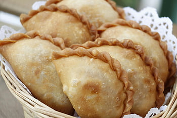 empanadas, Close-up shot, krokante, Maleisische currywolken, mand, gastronomische snack, voedselfotografie, gebakken gebak, traditionele snacks, voorgerechten, Handheld eten