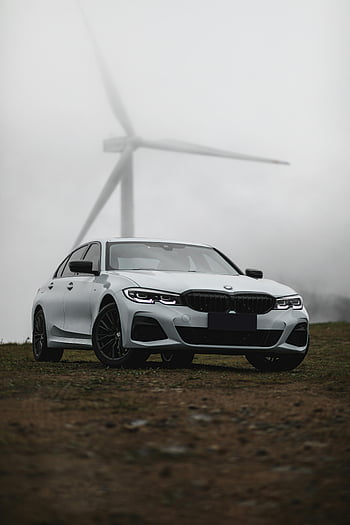 White BMW Series 3, Moderní automobily BMW, mlhavé krajiny, větrná turbína, technologie a příroda, zaparkované auto, venkovní scénu, bmw vozidla, přírodní prostředí, moderní vozidlo, větrná energie