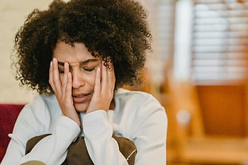 afro-amerikai nő, feszültség, fáradtság, fedett, mentális egészséggel kapcsolatos tudatosság, frusztrált, fekete nő, A stressz kifejezése, szoba, beltéri környezet