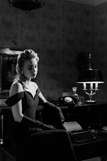 elegancka kobieta, Biurko Vintage, Klasyczny noir, zagadka, wdzięk, czarny i biały, ustawienie retro, Wyrafinowany styl, zabytkowa lampa, maszyna do pisania, vintage telefon