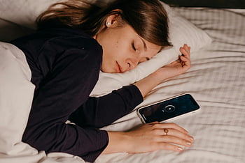 vrouw slaapt, smartphone in de buurt, rustige slaap, bedrust, ontspanning, nachtrust, mooie dame, mobiel naast, Restful Sleep, slaapkamer scène, smartphone in bed