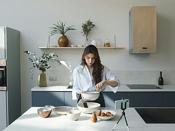Food Vlogger, Aufnahme von Videos, Stylische Küche, Modernes Kochaufbau, Frau Vlogging, Essen vorbereiten, Kücheneinrichtung, Essenszubereitung, moderne Küche, Vlogging -Geräte, Stativ -Setup
