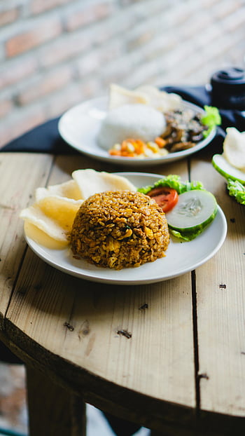 nasi goreng, piatto, verdure croccanti, cracker, tavolo di legno, acquolina in bocca, riso fritto, cetriolo, pomodoro, lattuga