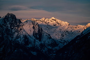 Snowy Highlands, Cloudy Sundown Sky, zasněžené hory, Pohled na soumraku, Dramatické vrcholy, klidná obloha, scénické krajiny, pohoří, zimní scenérie, alpské pohled, Hory Twilight