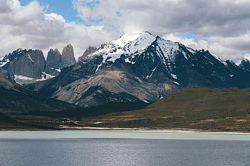 torres del paine, zasněžené hory, Serene Lake View, zatažená obloha, Hora pokrytá sněhem, Chile, Patagonia, přírodní krajina, cíl cesty, venkovní scenérie
