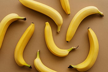pisang kuning, permukaan coklat, Pisang matang, makan sehat, Pandangan atas, buah pisang, latar belakang coklat, pengaturan pisang, fotografi buah, fotografi makanan, makanan sehat