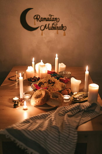 Ramazan Iftar, geleneksel yemek, tahta masa, mumlar, Şenlikli Dekor, sıcak kutlama, Hayırlı Ramazanlar, rahat masa, Gıda, ekmek, pirinç