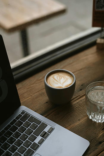 Laptop moderno, caffè, tavolino da caffè, latte macchiato, tavolo di legno, caffè accogliente, vista della finestra, Lavora dal caffè, caffetteria, Laptop e caffè, bicchiere d'acqua