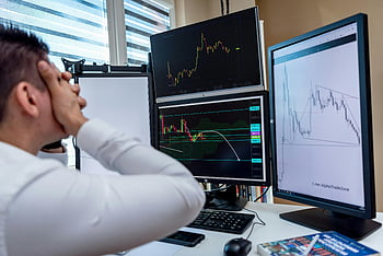 gestresster Mann, Überwachungsdiagramme, Handelsdiagramme, Computerbildschirme, Büroeinstellung, frustrierter Mann, mehrere Bildschirme, Finanzanalyse, Aktienmarkt, Schreibtisch-Setup