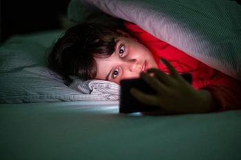 jongen, aan het liegen, bed, bezit, smartphone, lezing, onder, deken, nacht, knus, slaapkamer